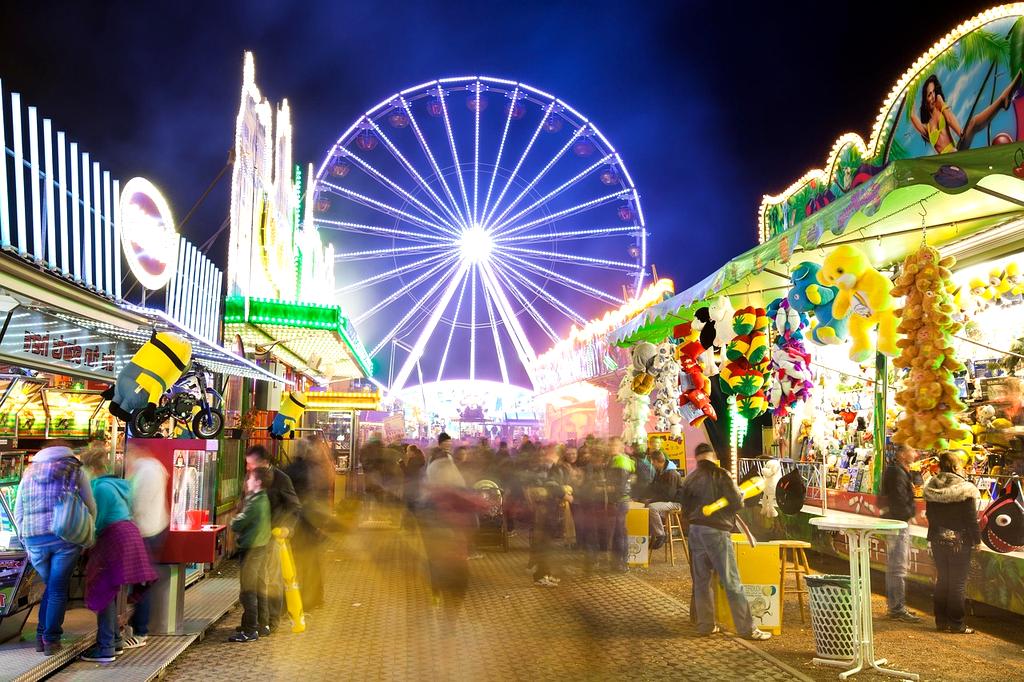 Frankfurter Folk Festival mit akustischen Musikern auf der Bühne
