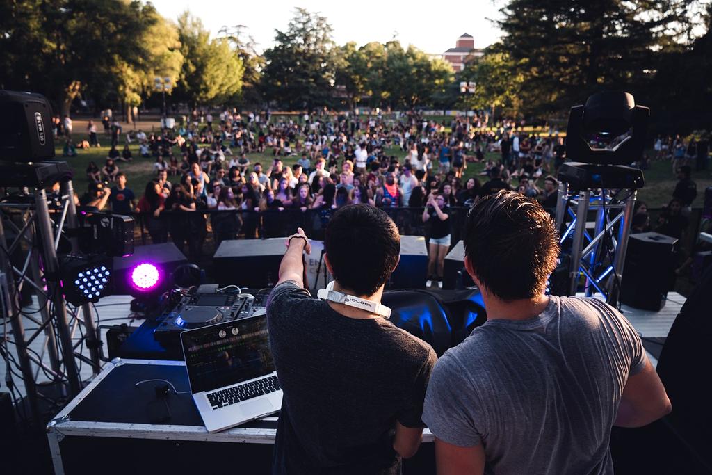 Hamburger Electronic Festival mit DJ und bunter Beleuchtung