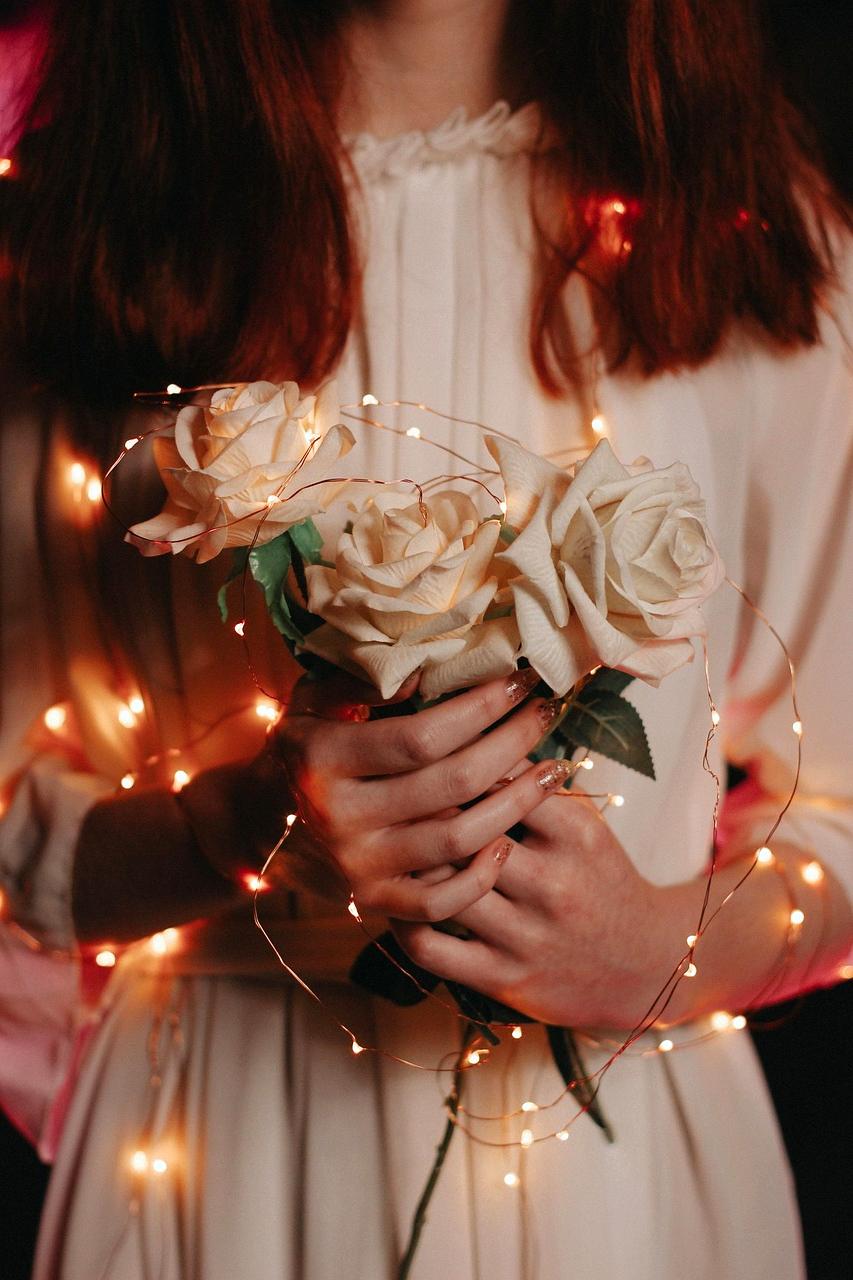 Münchner Opernhaus mit roten Vorhängen und Beleuchtung